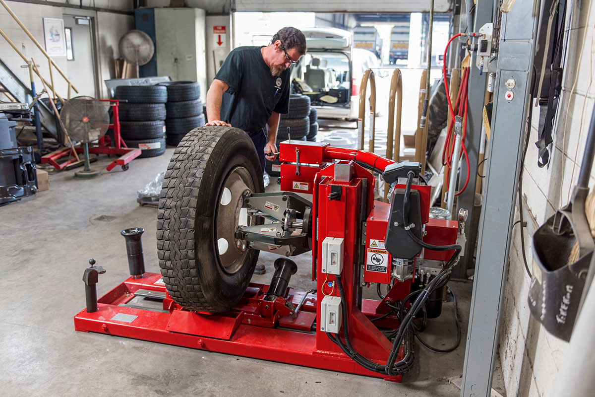 technician using hunter tcx625HD tire changer